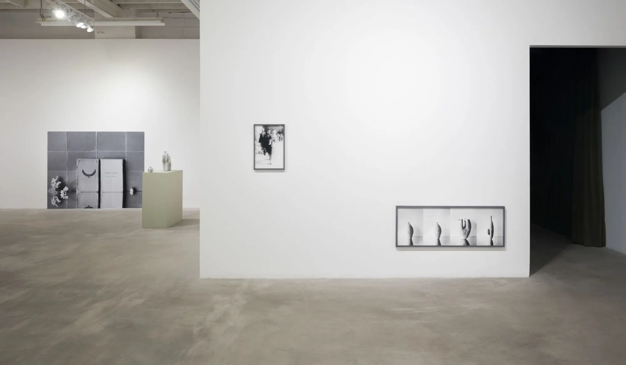 Our Dust, 2024. Vue de l’exposition, Patel Brown Toronto, printemps 2024 / exhibition view, Patel Brown Toronto, spring 2024. Documentation : Darren Rigo